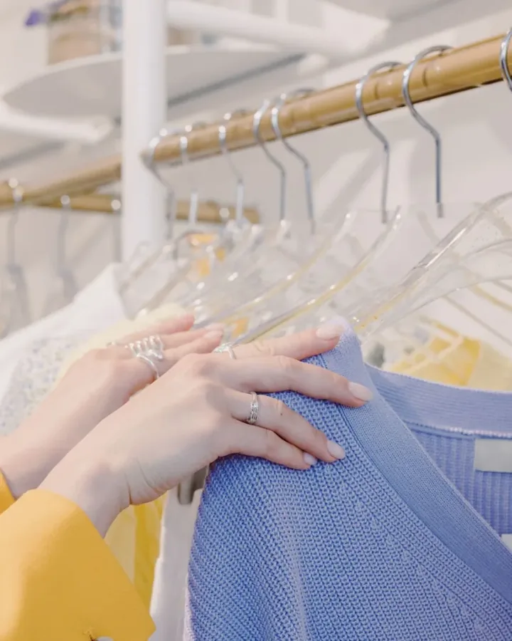 Khách mặc áo dài may đo